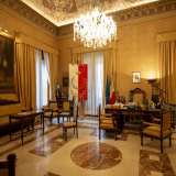 Il Gabinetto del sindaco, la pi� �segreta� delle stanze: � infatti difficile che questo piccolo e vissuto ufficio appaia in televisione con la stessa frequenza delle aule della Giunta o del Consiglio
